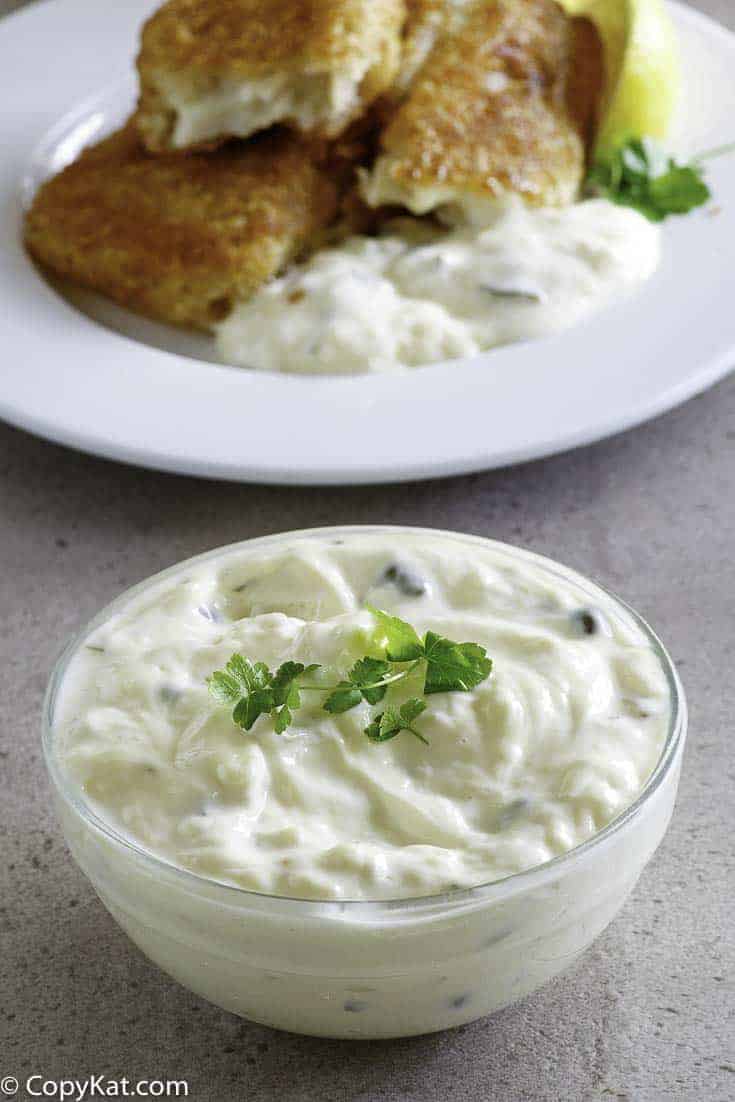 Looking for a new and creamy tartar sauce recipe?  This Easy Homemade Tartar Sauce Recipe has only 5-ingredients and is perfect for dipping or spreading on your sandwich.  You'll never buy tartar sauce again!