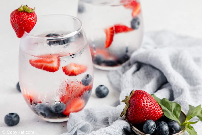 Refreshing Berry Infused Water: A Delicious Sugar-Free Summer Drink