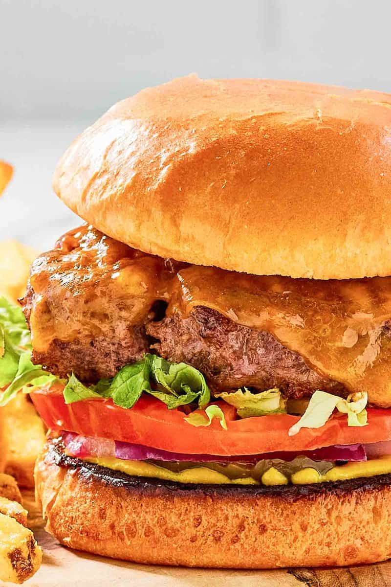 Copycat Chili's oldtimer burger with cheese.