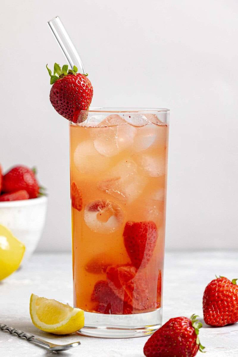 Copycat Red Robin freckled lemonade, strawberries, and lemon wedge.