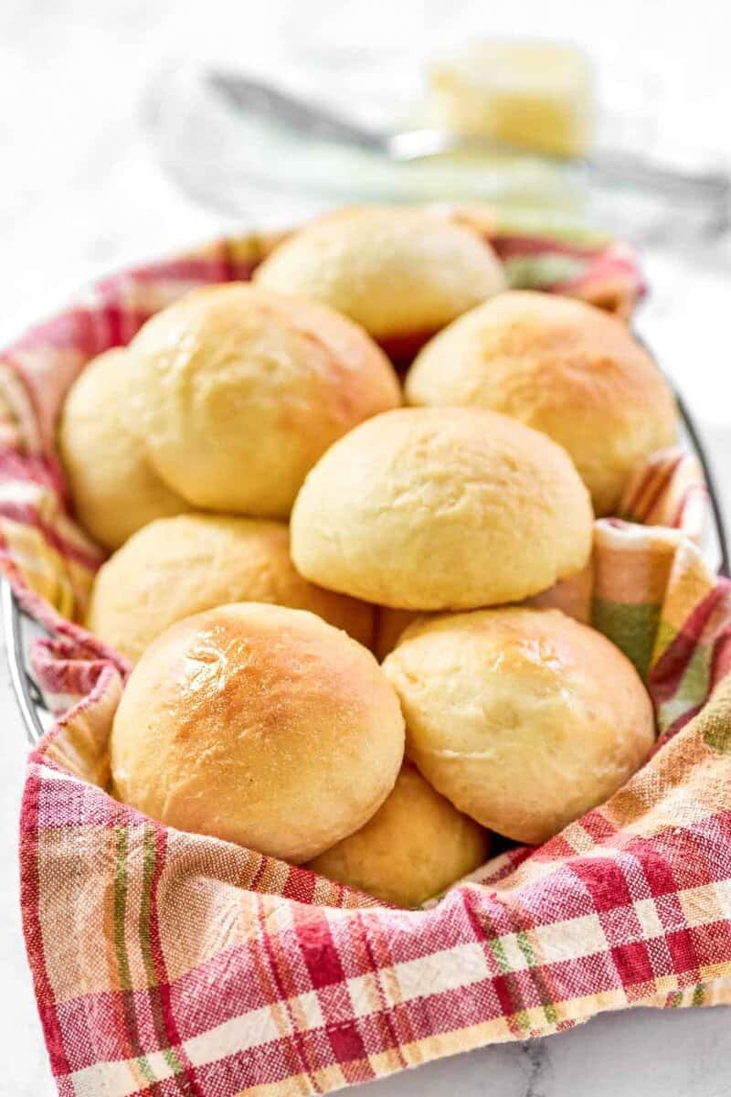 Copycat golden corral dinner rolls in a serving basket.